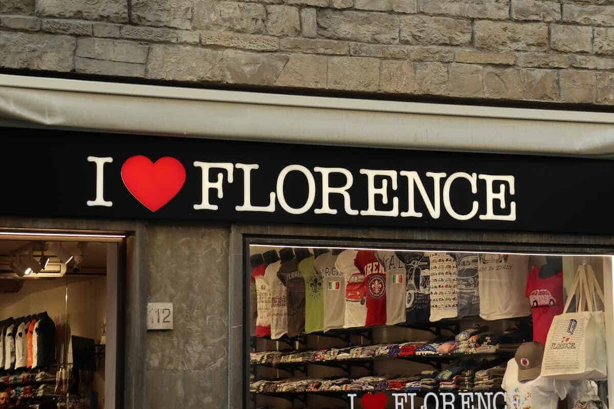 I love Florence Schaufenster in Florenz. Shopping ist bei Schlechtwetter in der Stadt eine gute Idee.