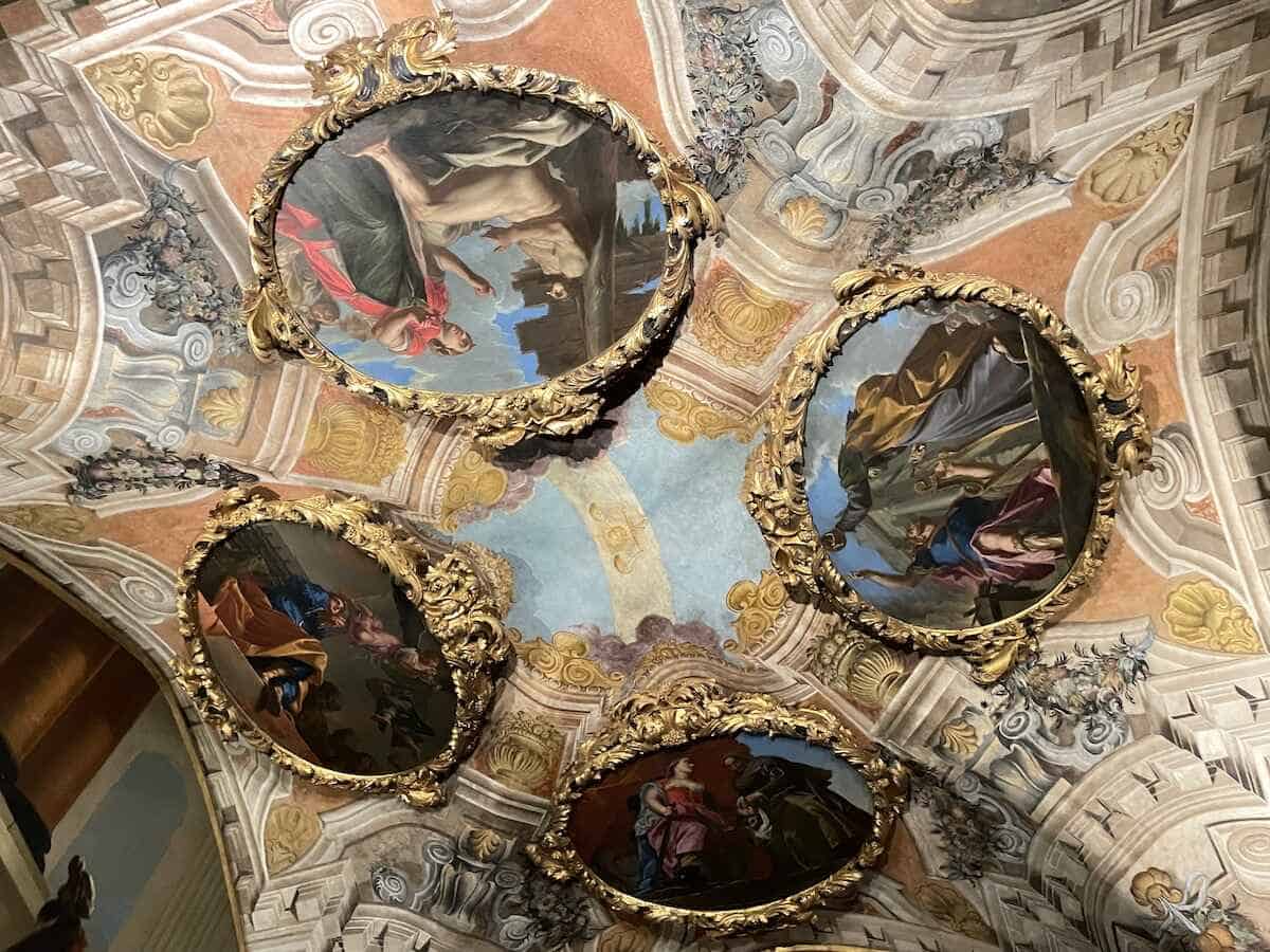 Blick auf die mit Fresken und Gemälden verzierte Decke in der Kapelle