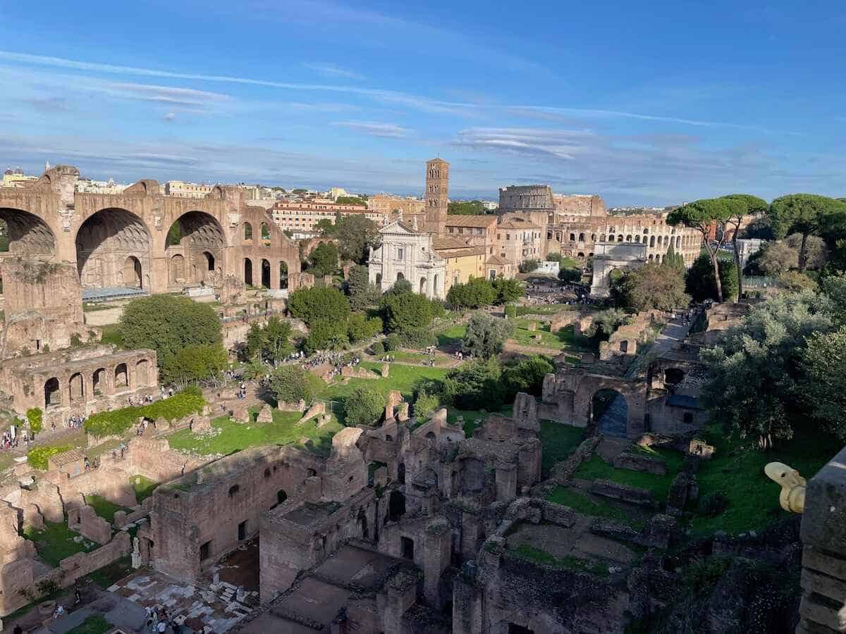 Palatinhügel in Rom mit Blick auf das Forum Romanum Areal und Kolosseum