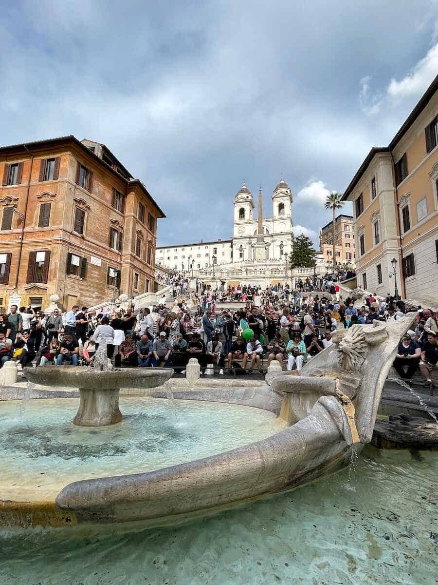 Brunnen an der Piazza di Spagna mit Blick auf die Spanische Treppe und Kirche Trinità dei Monti