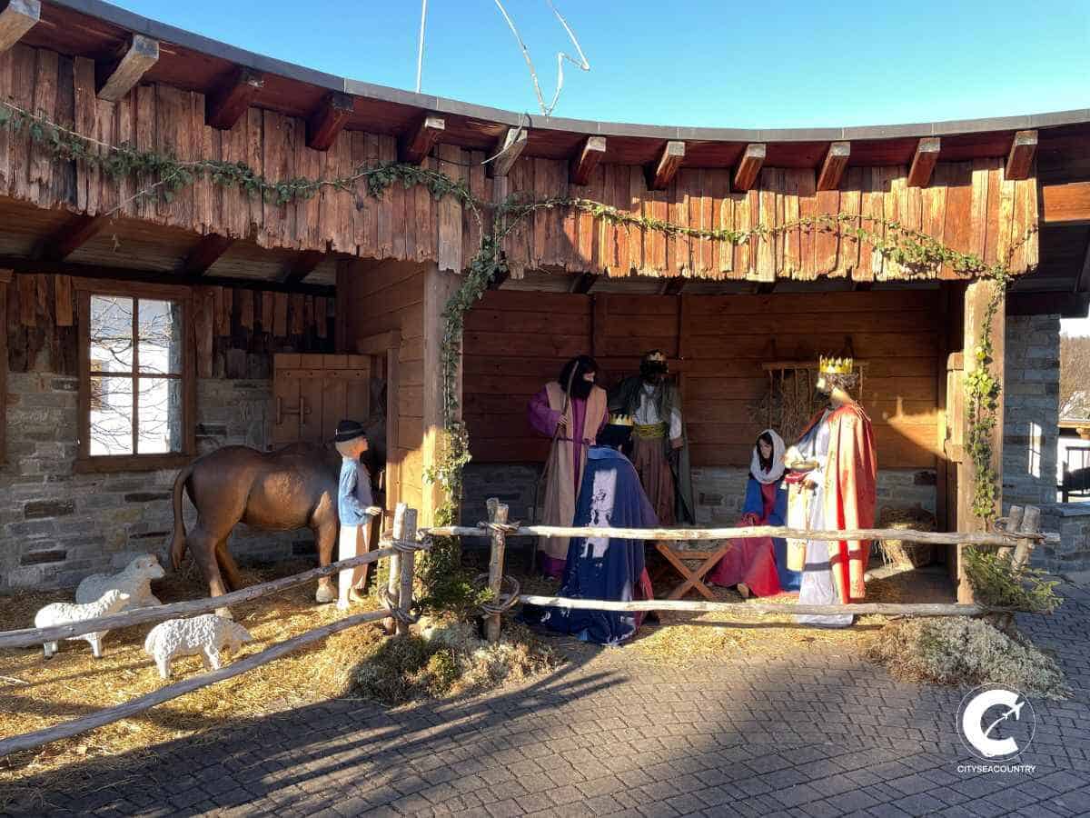 Krippe mit lebensgroßen Figuren und Tieren in Bad Häring bei Kufstein