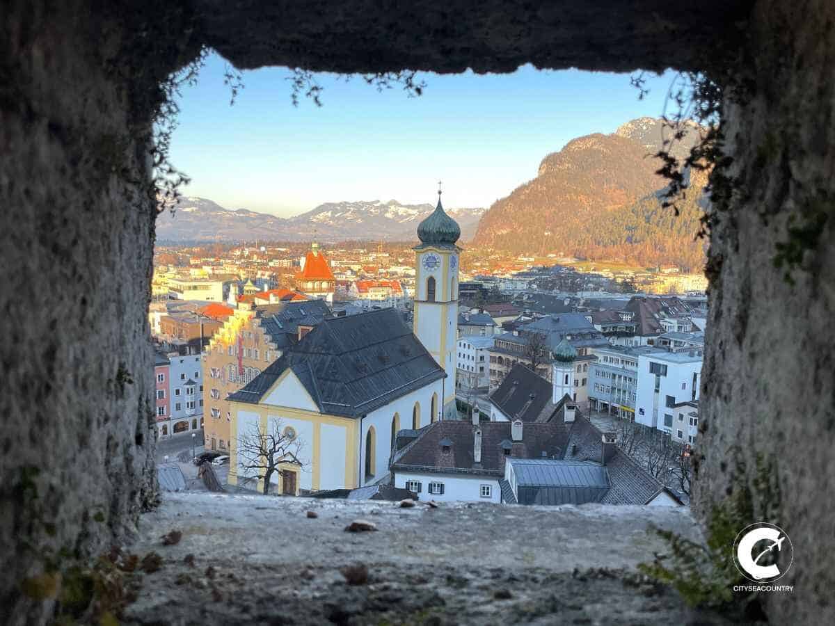 Ausblick von der Festungsgasse der Festung Kufstein mit Blick auf die Altstadt bei Sonnenuntergang