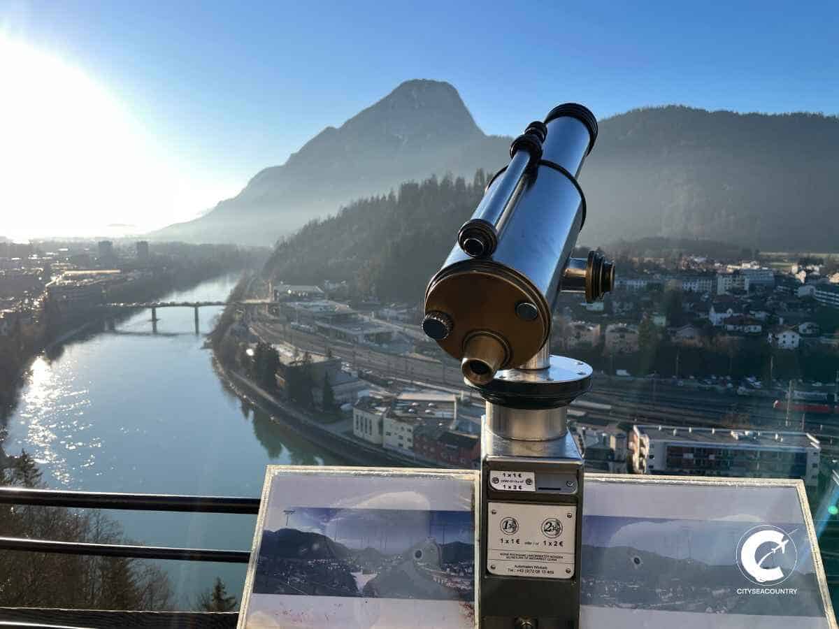 Fernrohr auf der Festungsmauer der Festung Kufstein mit Blick auf den Inn, das Inntal und den Pendling Berg.