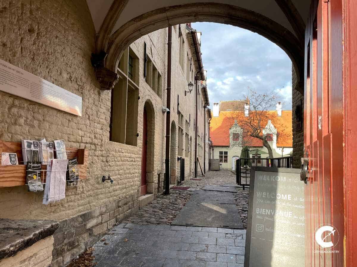 View of the inner courtyard and entrance to the Van Alijn House Museum, one of the insider tips in Ghent.