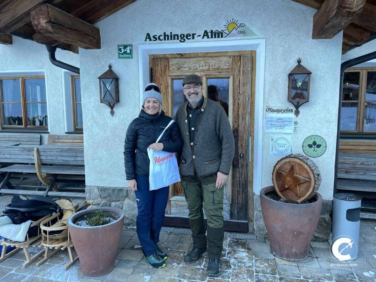 Evi von Kaiserweis und Albert von Schmider.at vor der Aschinger Alm