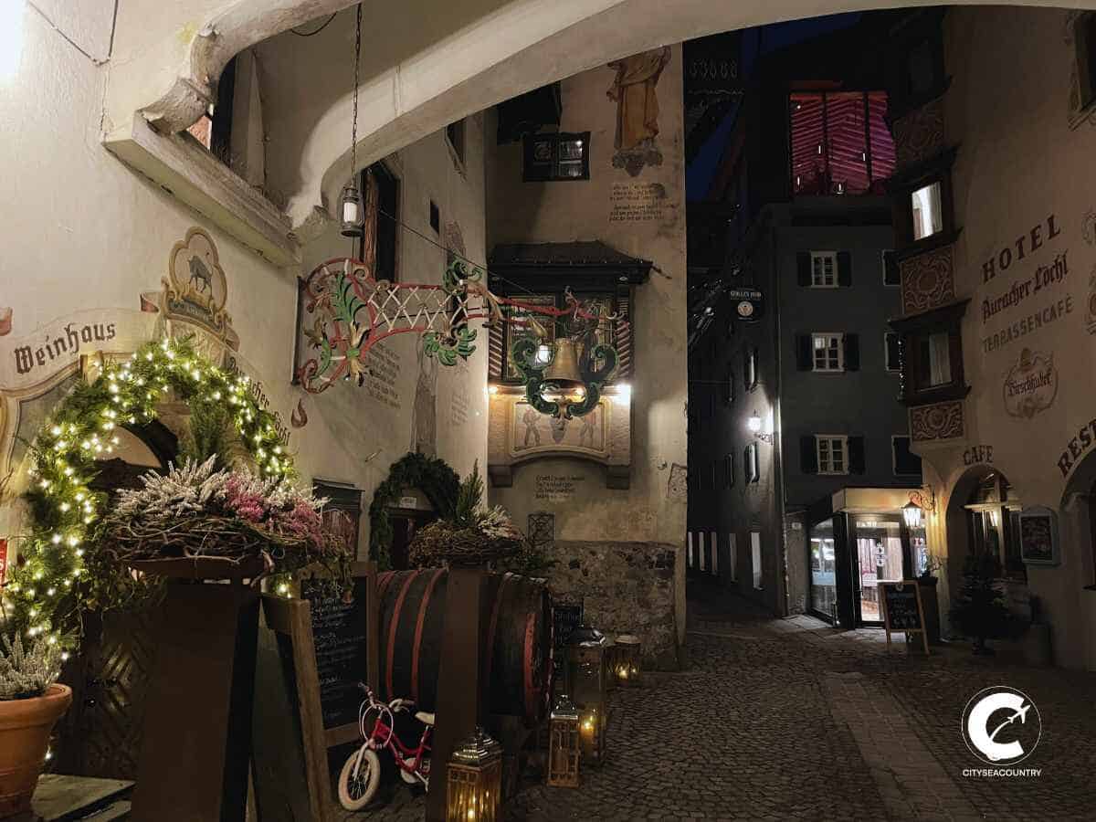 historische Römerhofgasse in Kufstein mit Blick auf die bemalte Fassade des Auracher Löchl