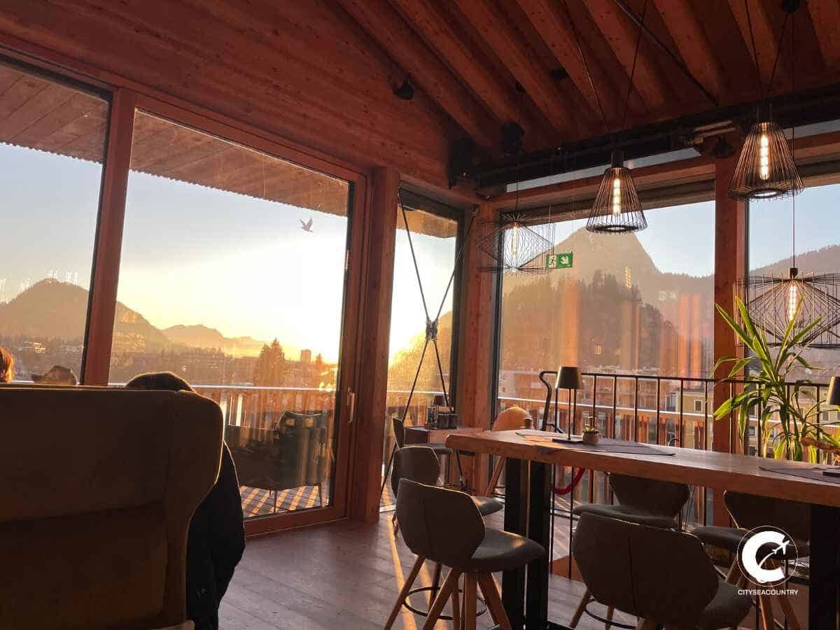 Panoramabar in Kufstein mit Blick auf das Inntal bei Sonnenuntergang