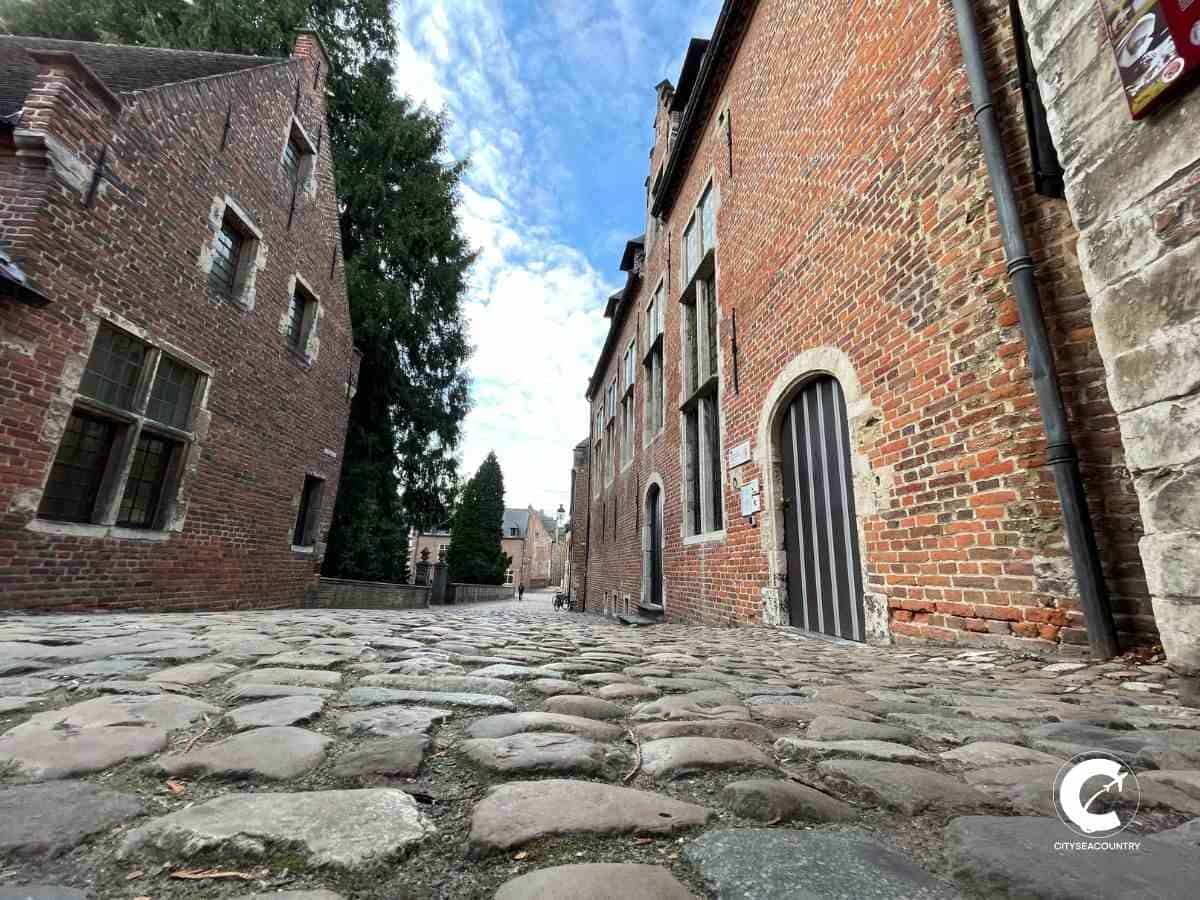 Der Große Beginenhof in Leuven ist der größte und älteste in Belgien und weltweit. Das Kopfsteinpflaster und die in rötlichem Sandstein erbauten Häuser sind hier typisch.