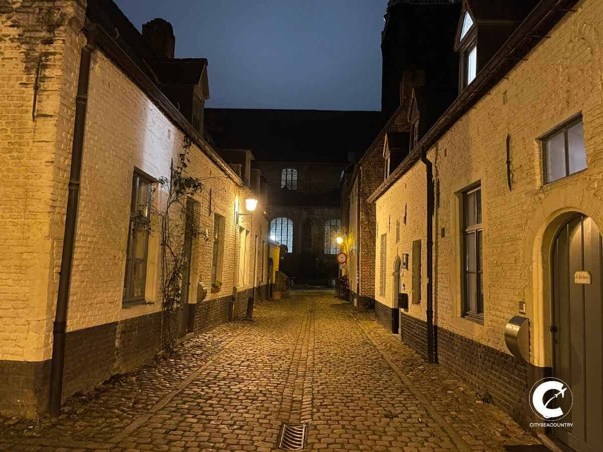 Blick auf den Kleinen Beginenhof bei Nacht