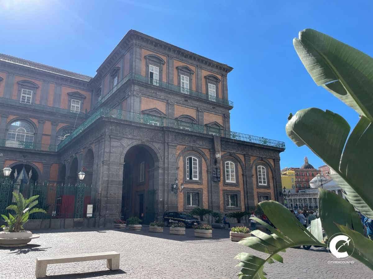 Blick auf den rechten TEil des Palazzo Reale mit Bananenpflanze im Vordergrund