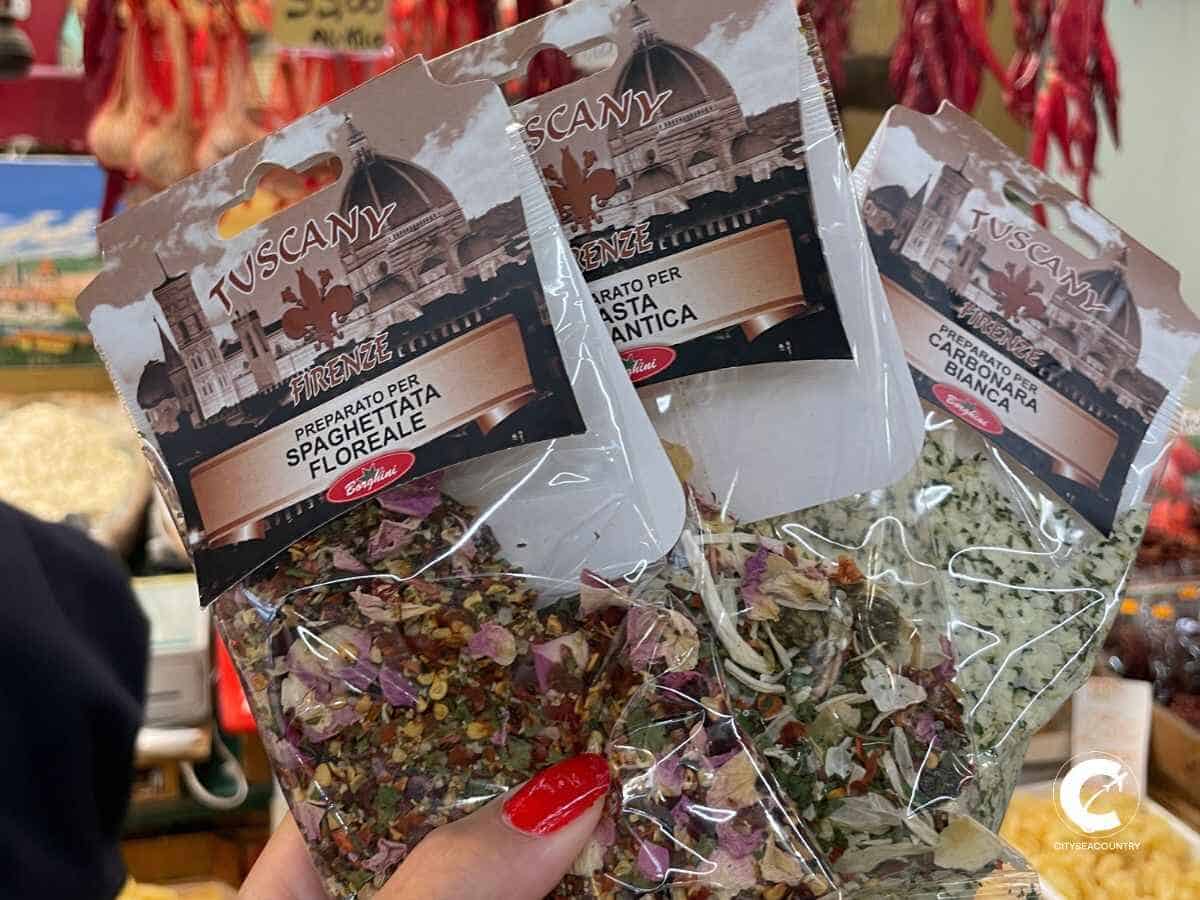 Autorin Christina hält ein typisches Mitbringsel aus Florenz, Pastagewürze, am Mercato Centrale in der Hand.