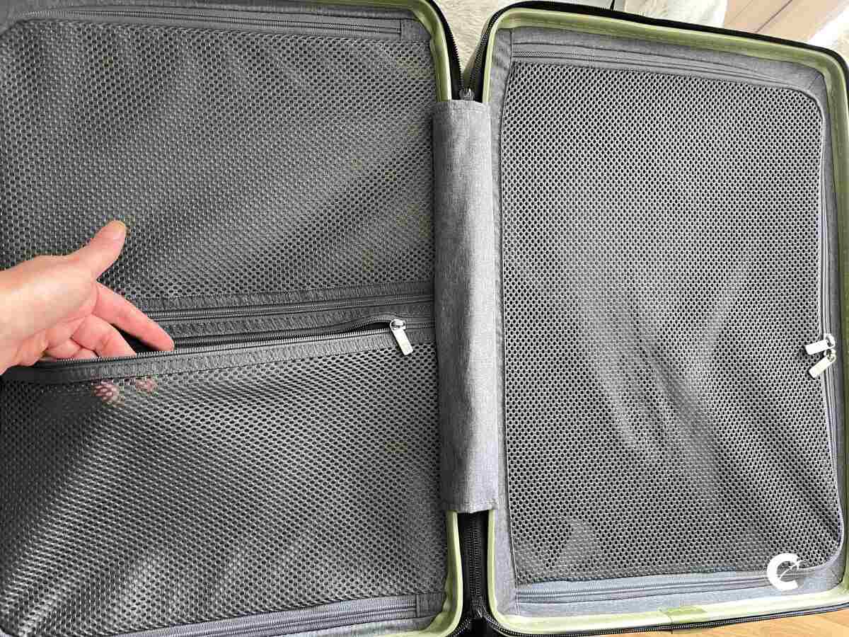 View of the interior design of the Level8 Luminous Textured Carry-On 20'' with the two compartments covered with a grey breathable mesh lining with zippers