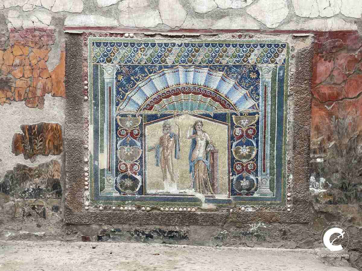 Buntes Mosaik in Herculaneum an einer Wand mit einem Paar unter einem Bogen.