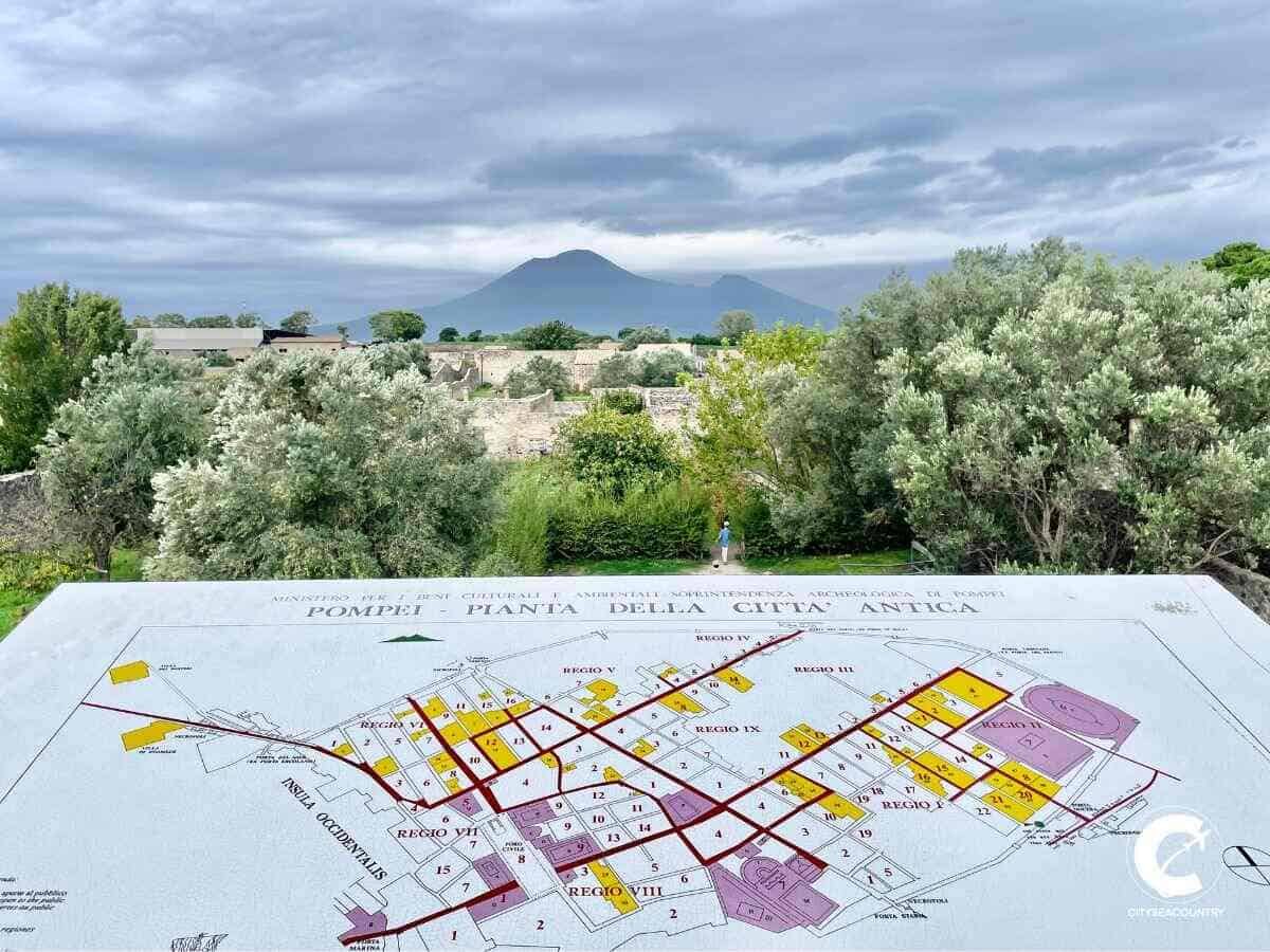 Karte mit den Besuchszonen und Sehenswürdigkeiten in Pompeji mit Blick auf den Garten in Pompeji und Vesuv.