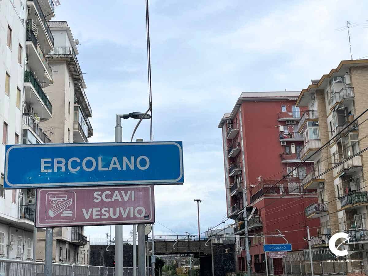 Haltestelle Ercolano Scavi mit Schild Scavi Vesuvio.