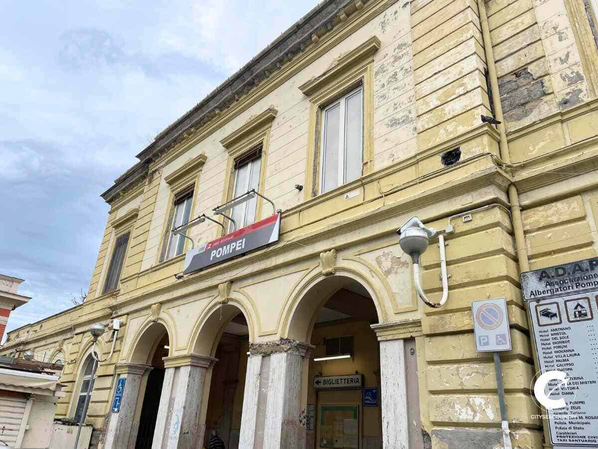 Bahnhof Pompei Santuario mit gelber Fassade in der Stadt Pompei.