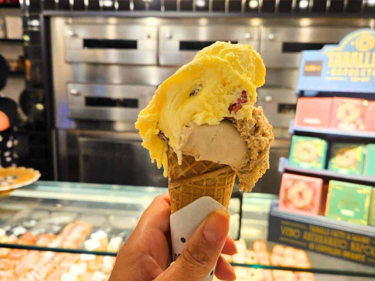 Waffel mit zwei Eiskugeln vor der Eistheke im Eisladen Leopoldi in der Altstadt von Neapel