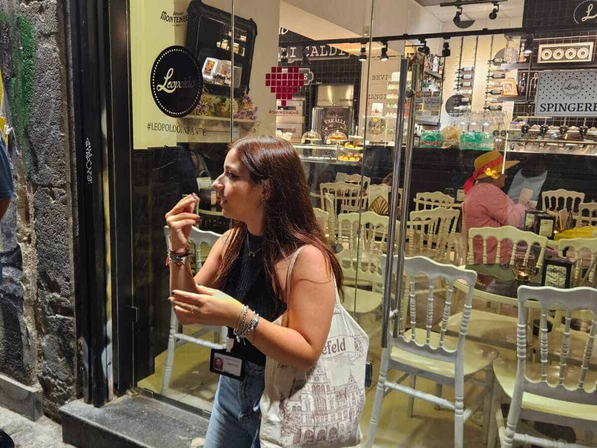 Guide der Street Food Tour in Neapel vor dem Gelato Geschäft Leopoldo in Neapel