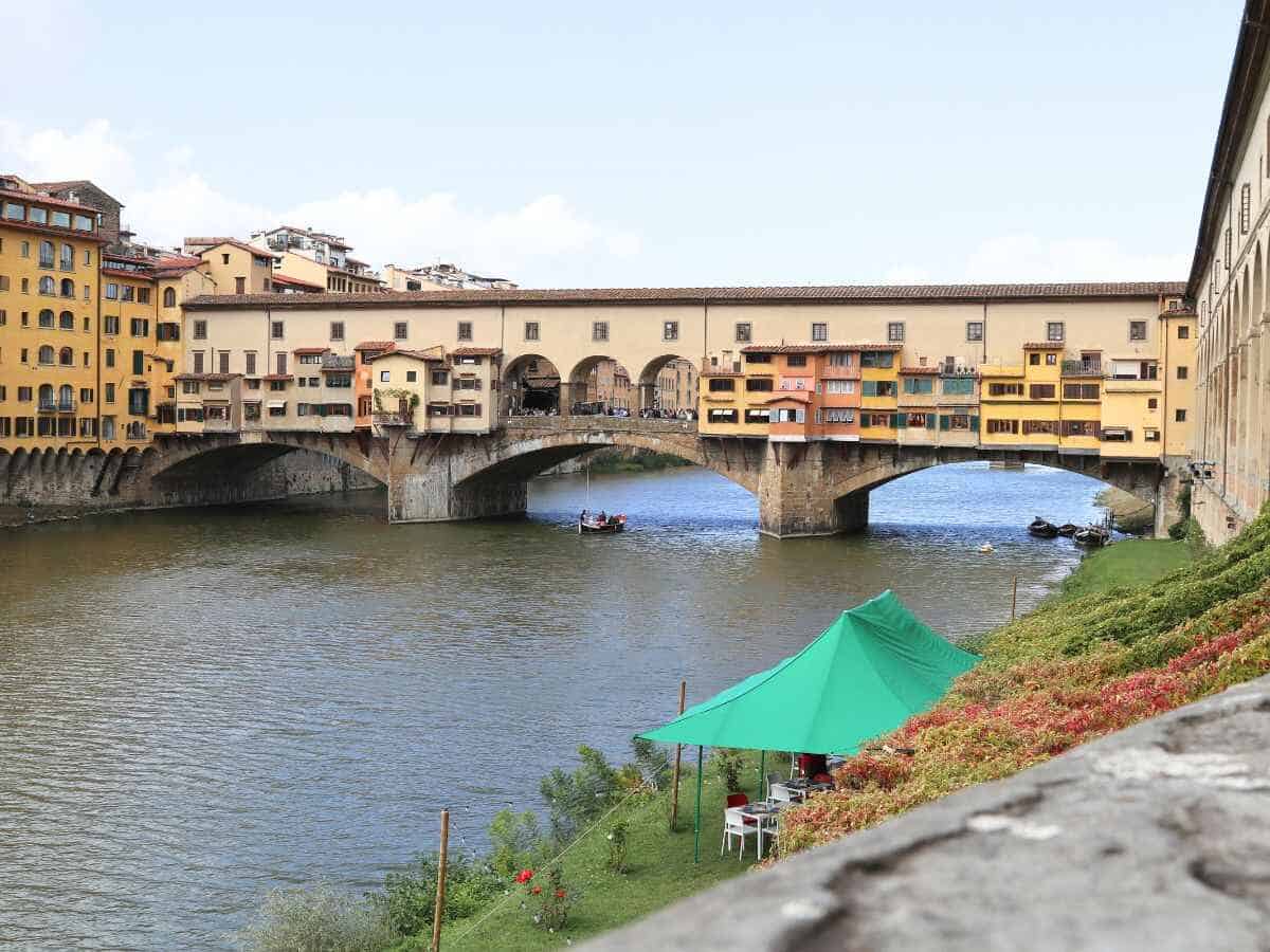 Ponte Vecchio, die Brücke mit Geschäften ist eine der wichtigsten Attraktionen in Florenz.