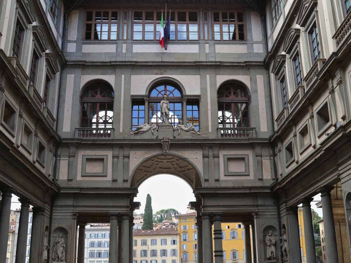 Innenhof der Uffizien, eine der wichtigsten Sehenswürdigkeiten in Florenz.