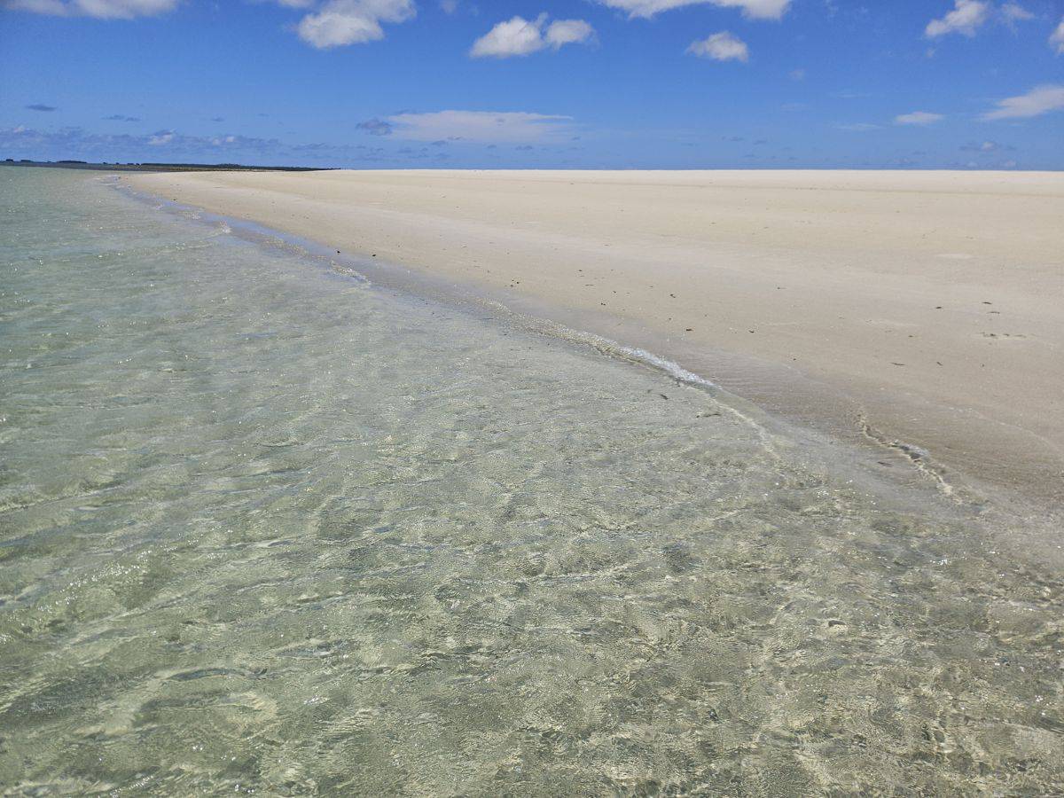 Blick auf die weiße Sandbank, welche nur während der Ebbe hier in der Chole Bay auf Mafia Island vorhanden ist.