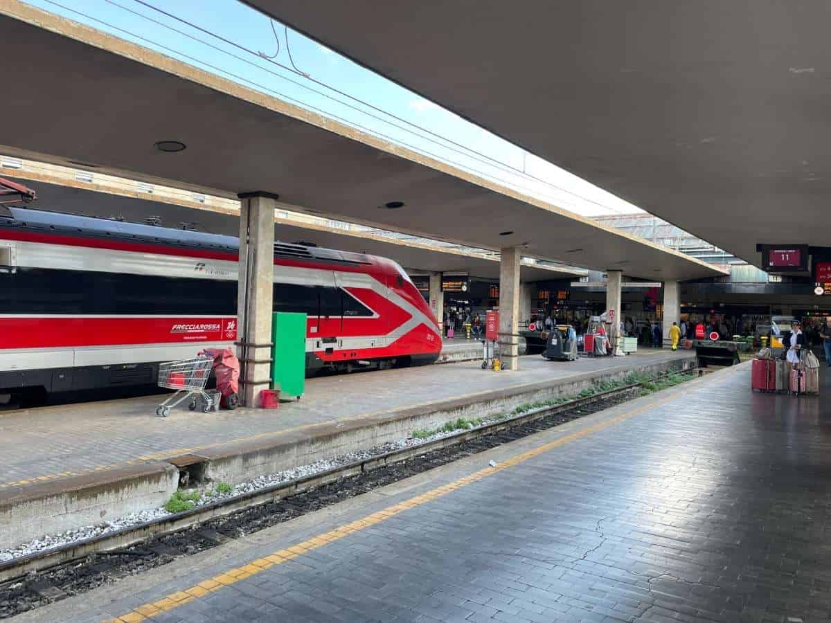 Bild vom Bahnhof in Florenz mit Trenitalia Zug und Gleis während der Zugreise Ende September Anfang Oktober