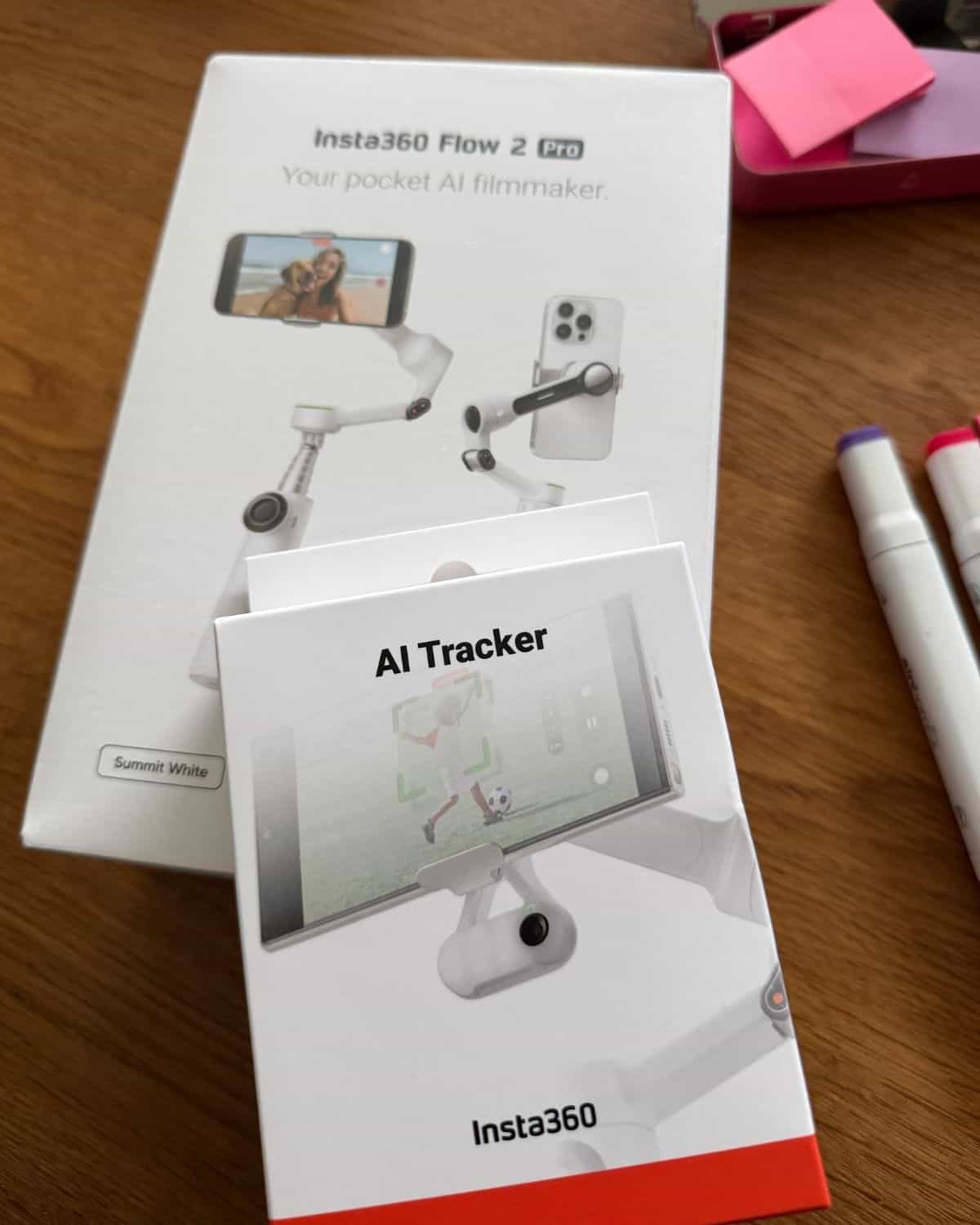 Verpackung des AI Tracker und Insta360 Flow 2 Pro Selfie Stick auf Holzuntergrund