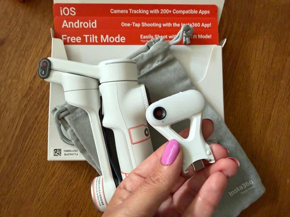 Content Creatorin hält den KI Tracker über dem ausgepackten Insta360 Flow 2 Pro Selfie Stick und Gimbal