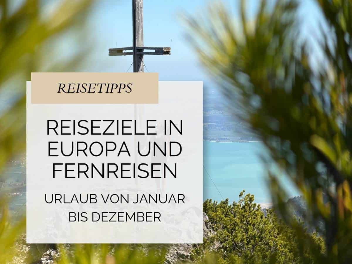 Reisetipps: Reiseziele in Europa und Fernreisen Urlaub von Januar bis Dezember Text auf Vild mit Gipfelkreuz und See im Hintergrund