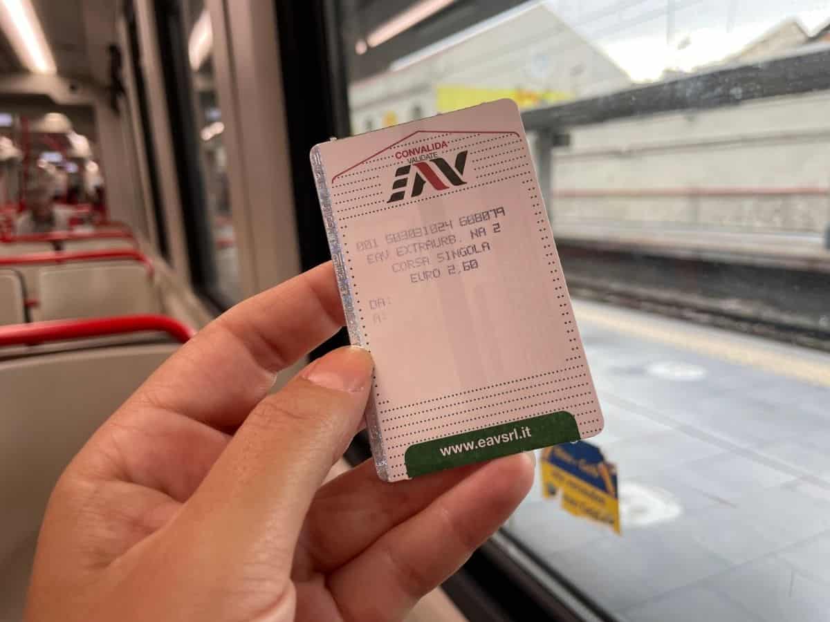 Zugticket von Neapel nach Herculaneum im Zug aufgenommen