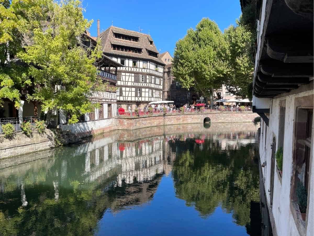 Petite-france in Straßburg mit Fachwerkhaus das im Wasser spiegelt während einer Reise im August.