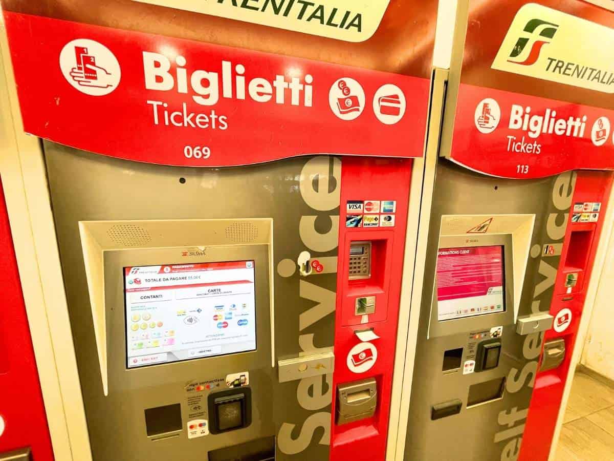 Blick auf den Ticketschalter Biglietti von Trenitalia im Bahnhofsgebäude