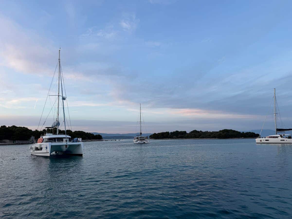 Abendstimmung mit Booten vor Anker in der Bucht vor der Insel Drvenik in Kroatien