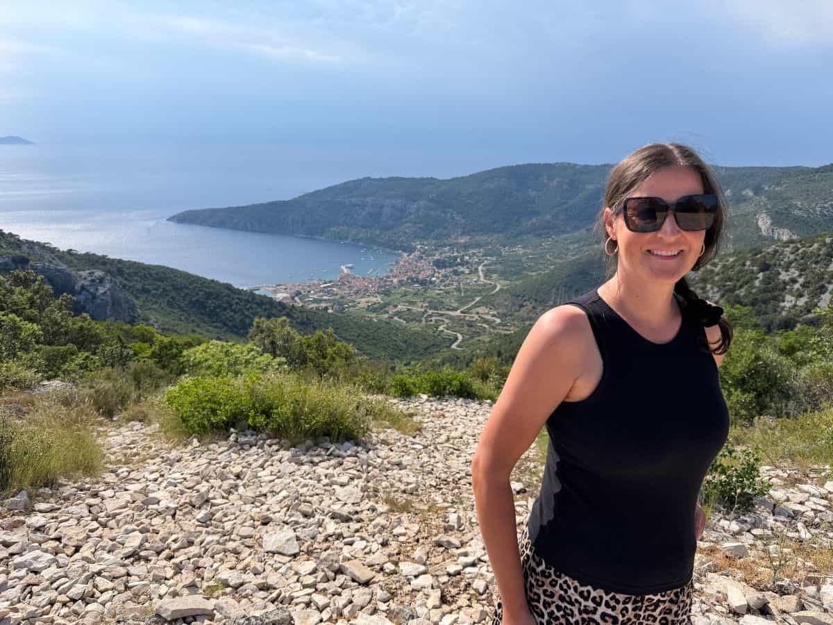 Reisebloggerin, Content Creator und Autorin Christina von Cityseacountry auf der Insel Vis am Aussichtspunkt auf Komiza während eines Segeltörns