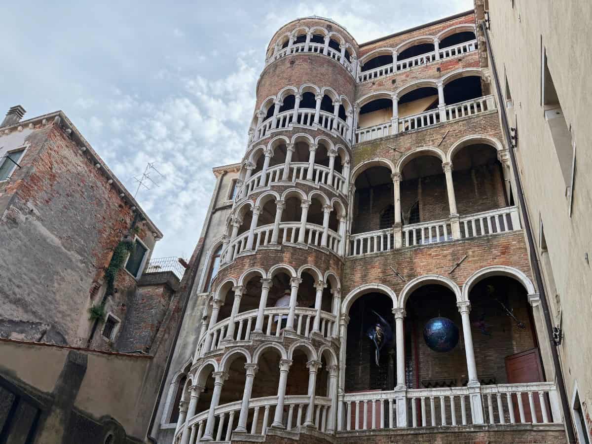 Turm Scala Contarini Del Bovolo mit geschwungener Treppe