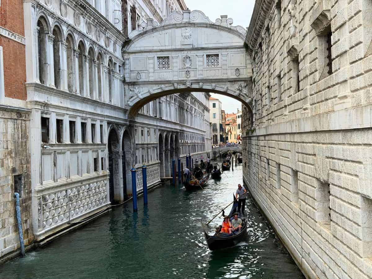 Seufzerbrücke Venedig mit Gondelfahrten