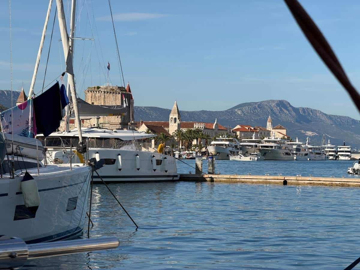 Blick vom Hafen mit Booten auf die Altstadt von Trogir