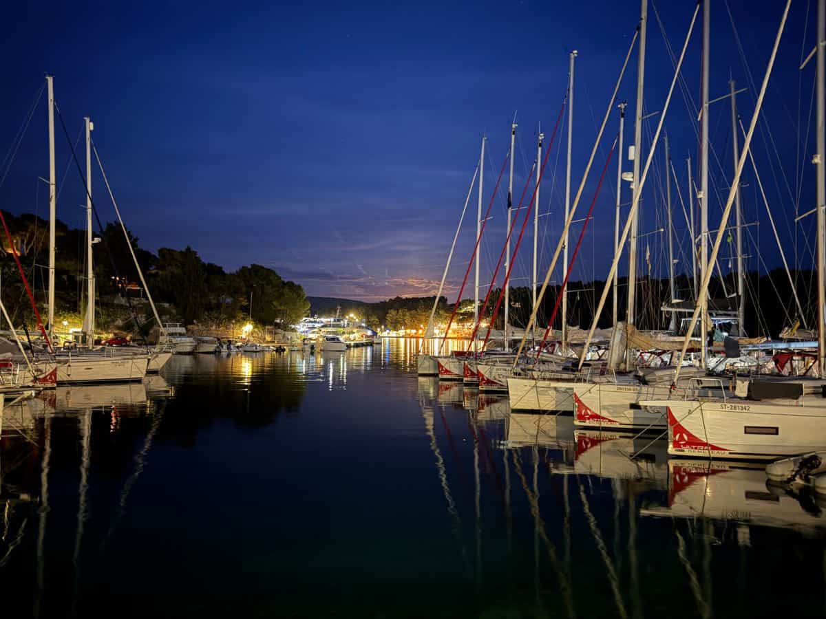 Hafen mit Schiffen in Milna auf der Insel Brač bei Nacht
