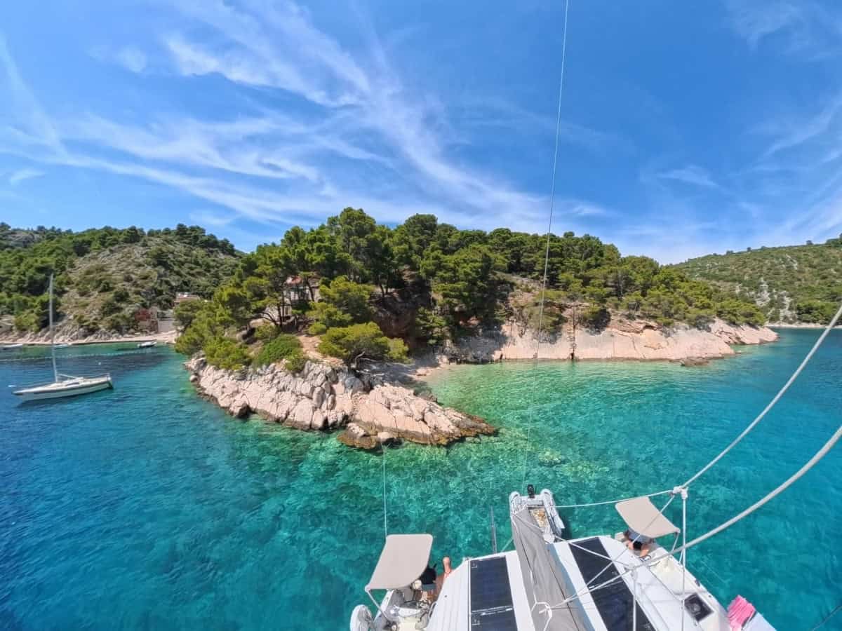 Drohnenähnliche Aufnahme von oben in Kroatien