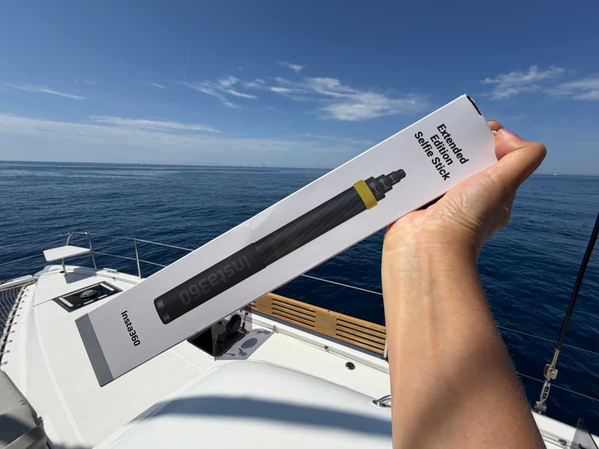 3m Selfie Stick von Insta360 in Verpackung auf einem Katamaran