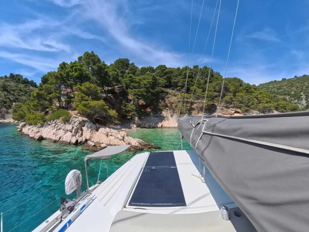 Ankern in einer der Buchten auf der Insel Šolta mit Blick vom Katamaran aus