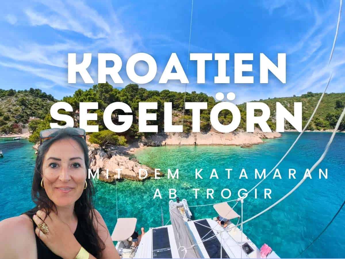 Christina von Cityseacountry vor Katamaran mit türkisfarbenem Meer und Insel mit Text Kroatien Segeltörn mit dem Katamaran ab Trogir