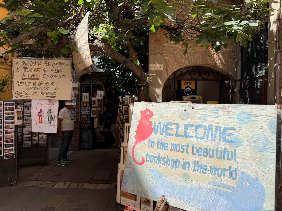 Eingang zum Geheimtipp Libreria Acqua Alta