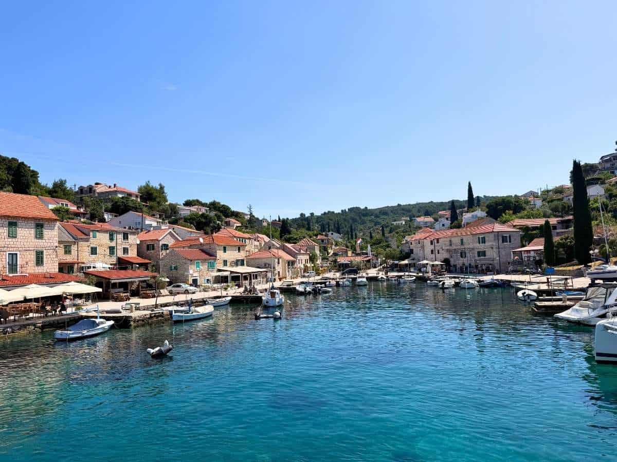 Blick vom Katamaran aus auf den Hafen von Maslinica auf der Insel Šolta