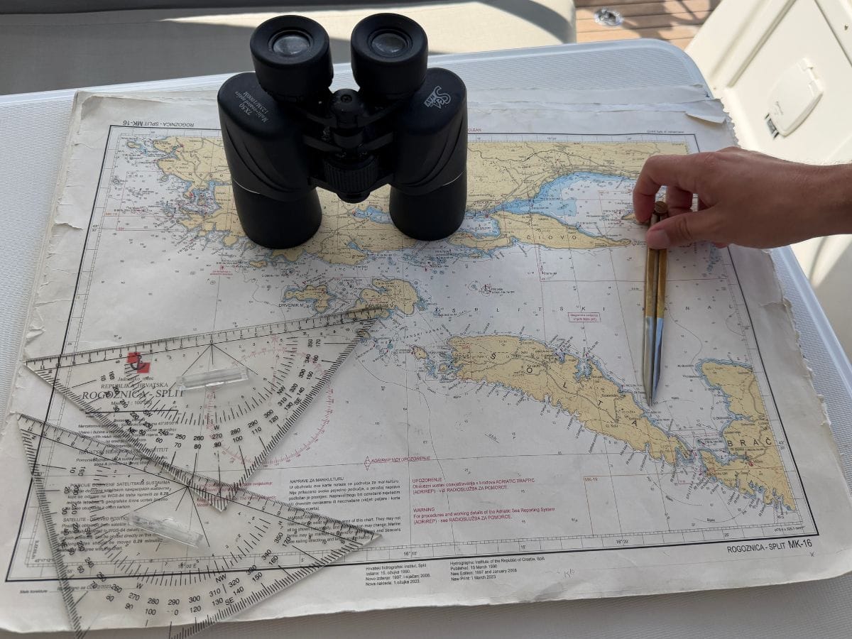 Navigation an Bord mit Karte, Linealen, Fernglas und Messgerät