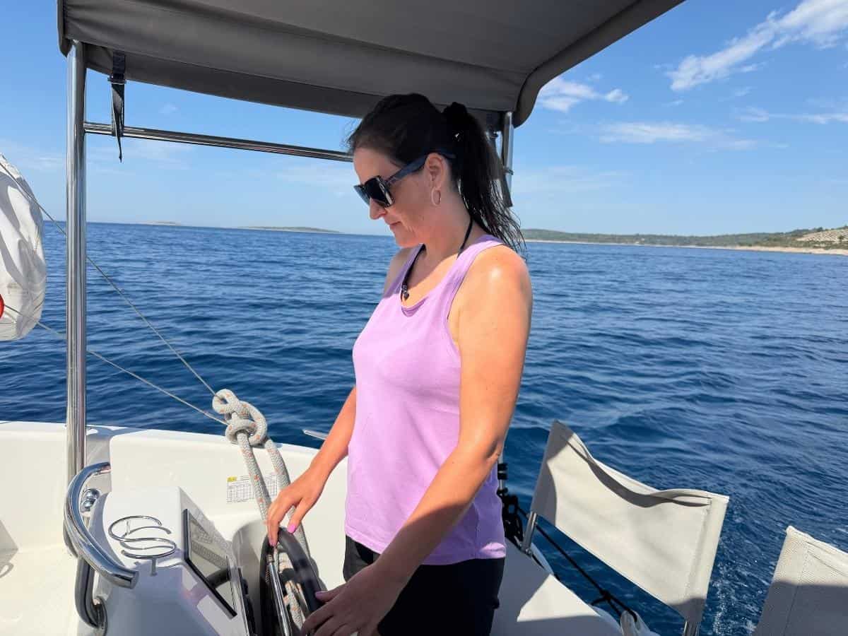 Christina von Cityseacountry beim Segeln in Kroatien