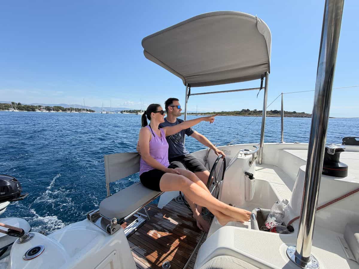 Christina von Cityseacountry mit Lebenspartner beim Segeln auf dem Katamaran in Kroatien