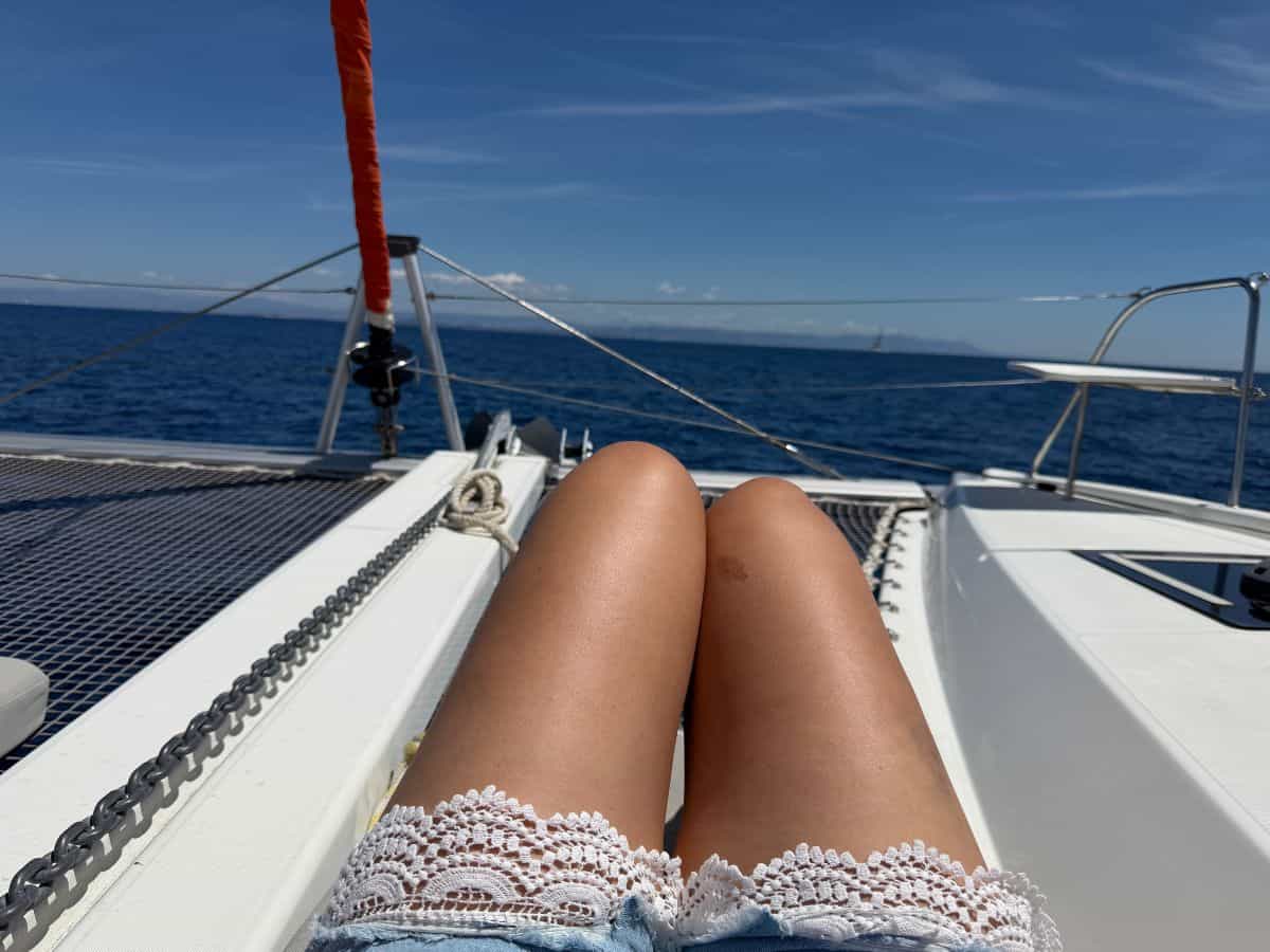 Christina von Cityseacountry auf dem Deck des Katamarans mit Blick auf das Meer und Insel