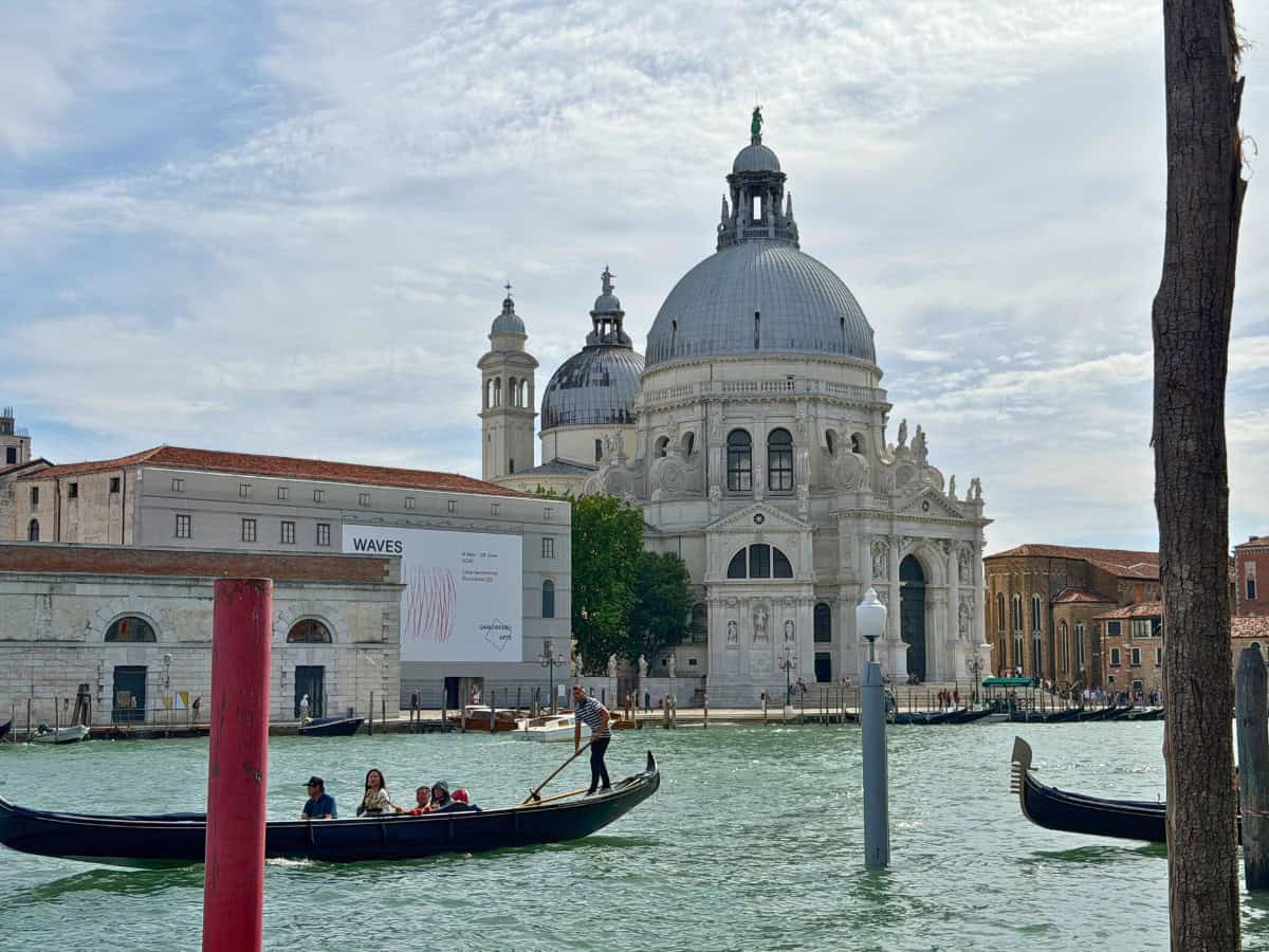 Venedig Kirche Santa Maria della Salute mit Kanal und Gondel