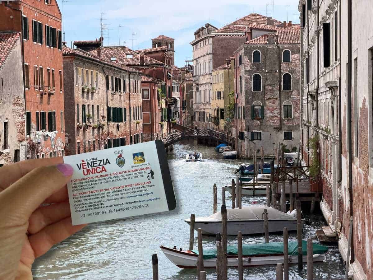 Venedig Wasserbus Ticket nach Murano und Burano vor Kanal in Venedig